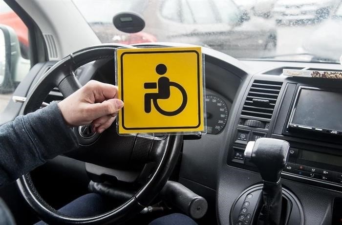 Кто может установить знак инвалида на автомобиле:
